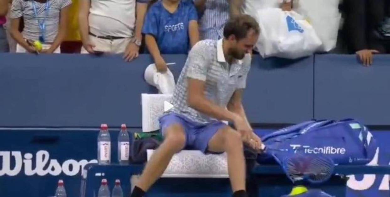 德约科维奇第五局领先时突申请医疗暂停，首盘虽胜却状况不佳，比赛过程显现身体隐患令人担忧