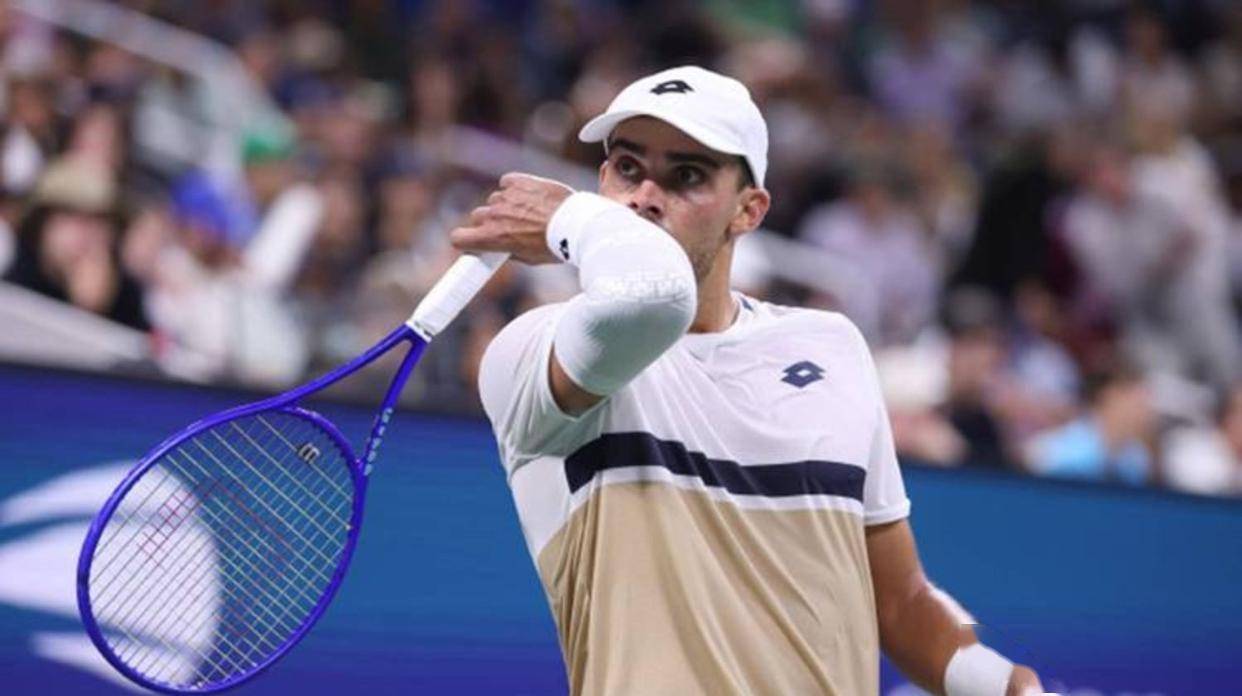 德约科维奇第五局领先时突申请医疗暂停，首盘虽胜却状况不佳，比赛过程显现身体隐患令人担忧