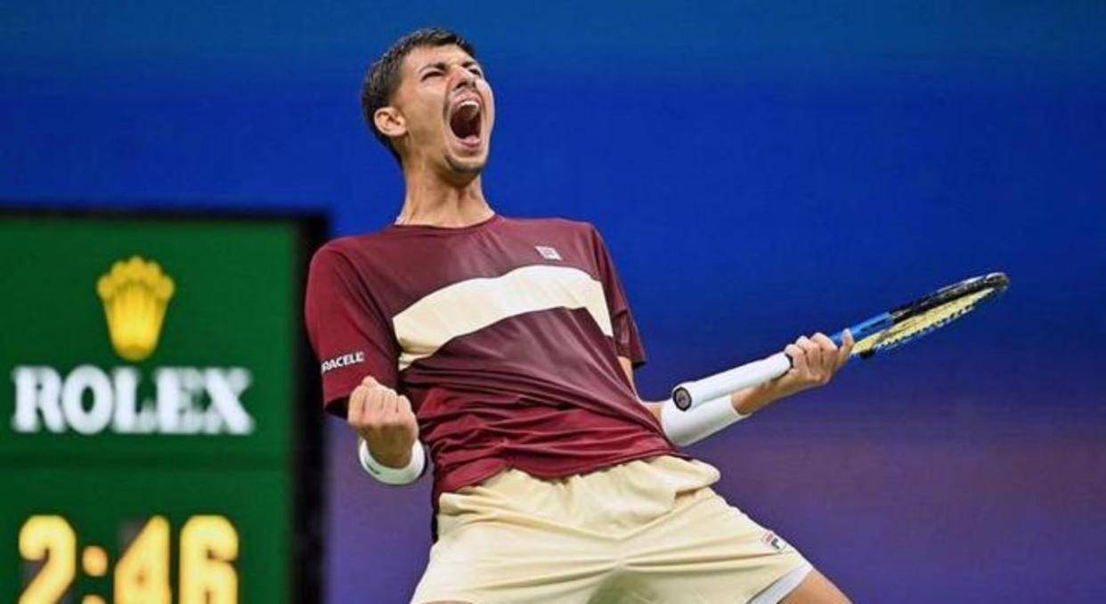 德约科维奇第五局领先时突申请医疗暂停，首盘虽胜却状况不佳，比赛过程显现身体隐患令人担忧