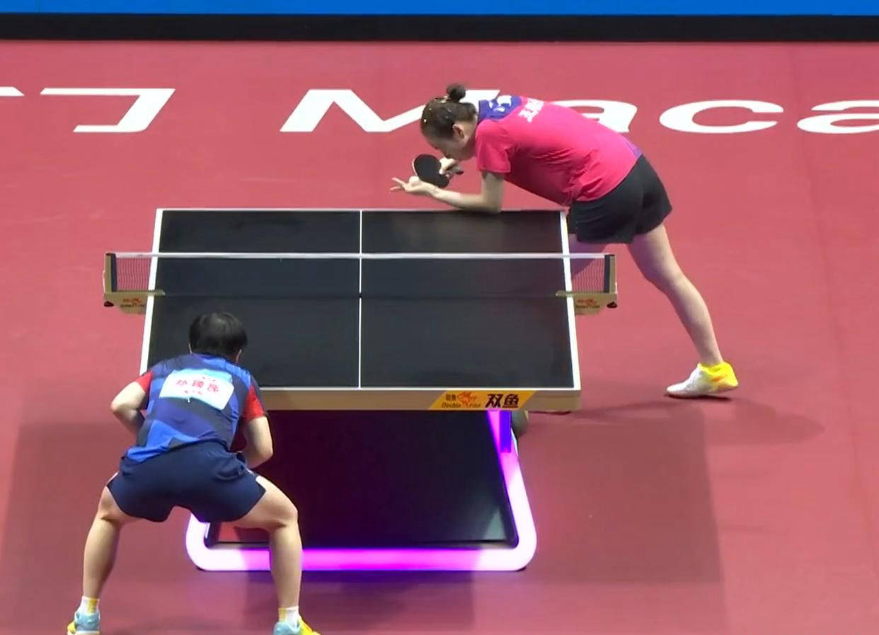 孙颖莎率先晋级八强！发球抢攻势压制，表现侵略性强劲！