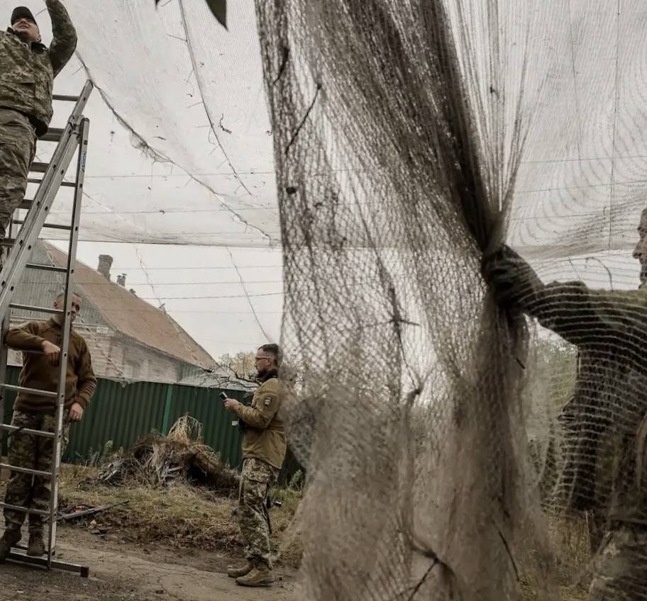 战场生存率提升40%？五张照片揭示俄乌战场最实用的低空防御体系——防护网如何成为FPV无人机的天敌！