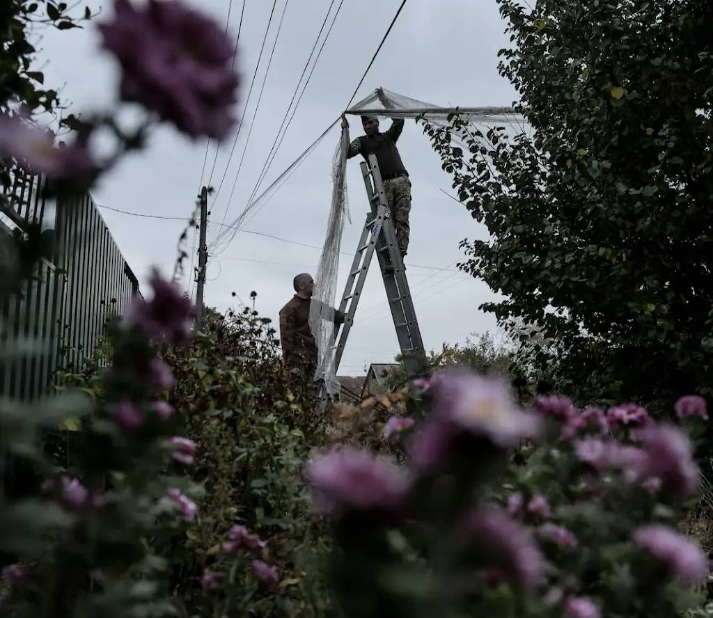 战场生存率提升40%？五张照片揭示俄乌战场最实用的低空防御体系——防护网如何成为FPV无人机的天敌！