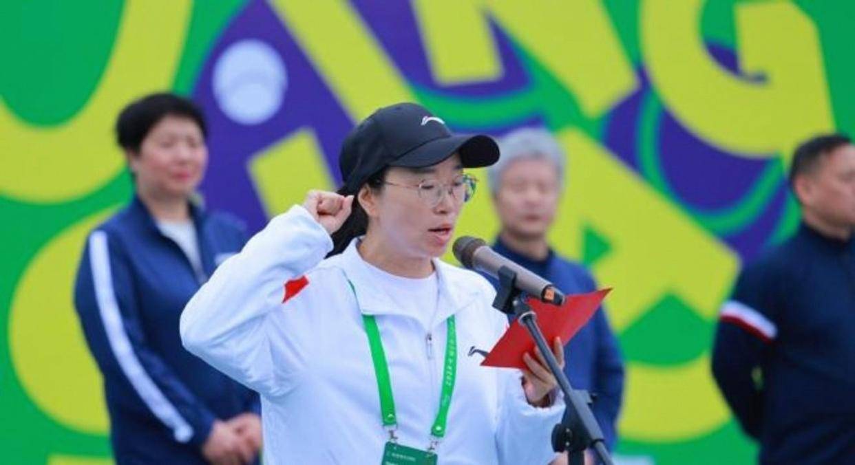 中国网球选手英语好，是因为这行没法靠翻译混，职业赛从十几岁开始全球跑，跟外教裁判全英文环境逼出来的